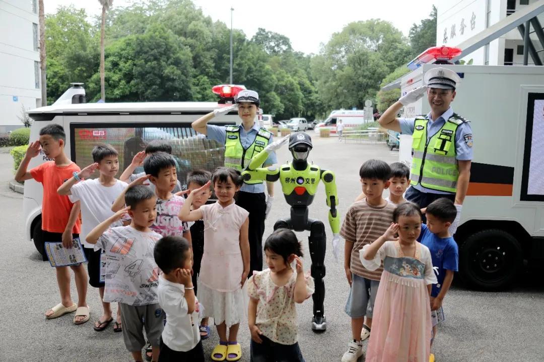 柳州安置点为什么引入“机器人交警”柳州安置点引入“机器人交警”，核心是安抚震后