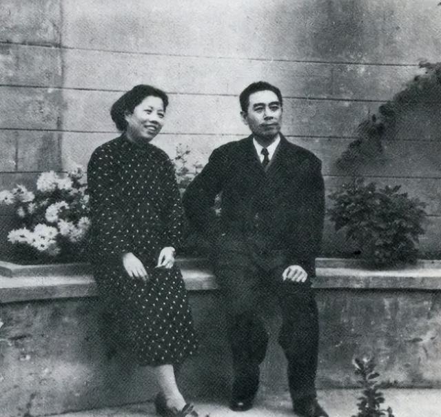 1975年底，病入膏肓的周总理，虚弱地躺在病床上。突然，他打断工作人员，说：“你