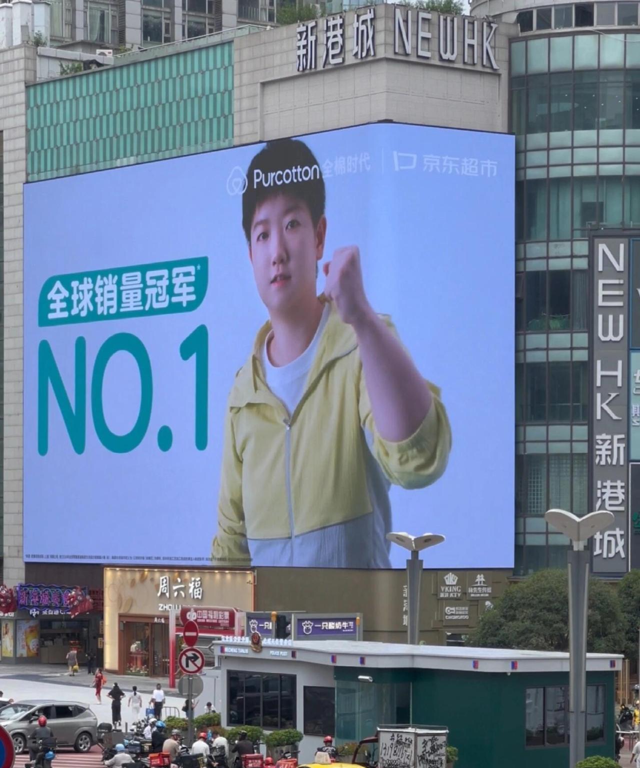 孙颖莎新代言，世界冠军的排面！见面了，惊喜的感觉，品牌方也是爱屋及乌，孙颖莎不