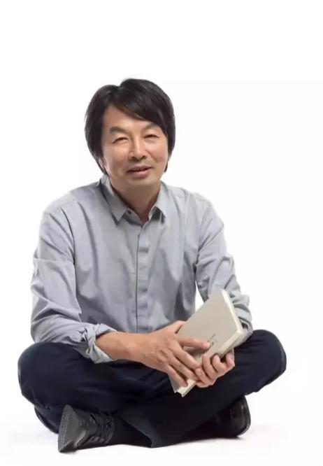 刘震云说："人到晚年，最顶级的活法，不是挥霍退休金，不是养花养鸟，也不是老伴陪