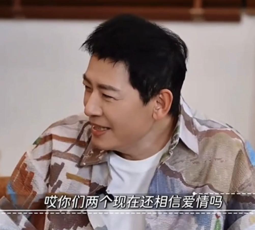 所以李静是不是也离婚了呢？不然戴军也不会说出“你们两个还相信爱情吗？”这样的