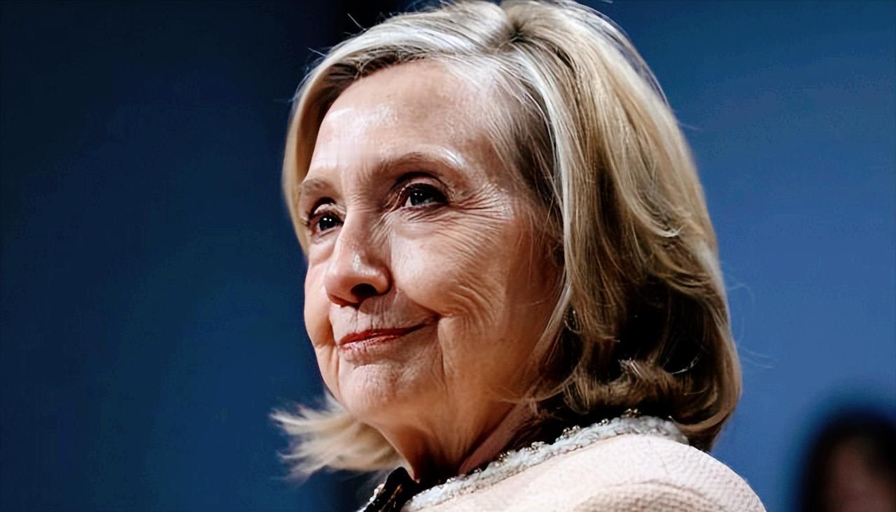 一场本要追查爱泼斯坦案真相的闭门听证会，愣是被玩成了离谱的闹剧，希拉里出庭作证，