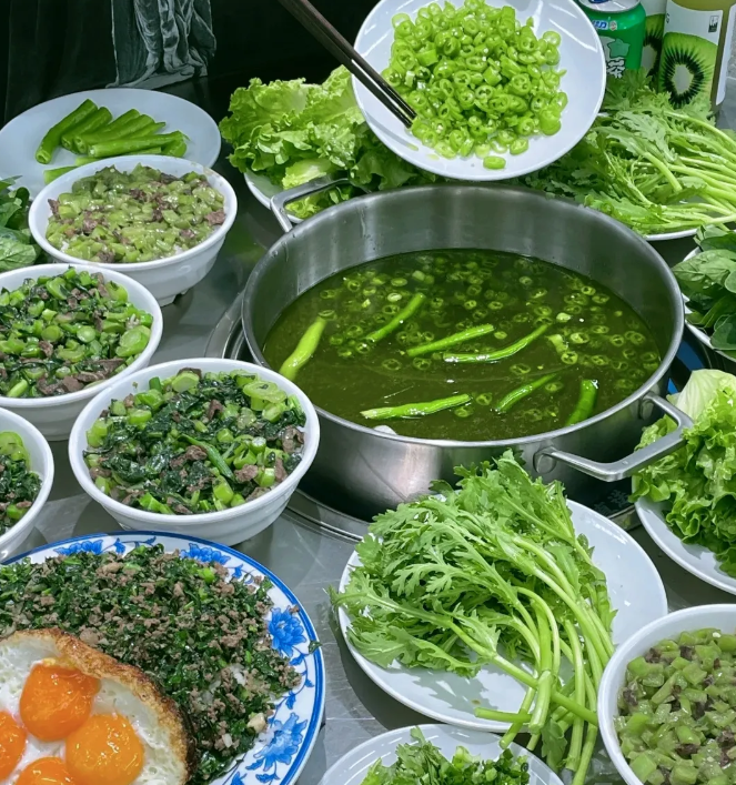 今天一家人聚餐，哥做了这么一大桌美食！看着哪里不对劲？
