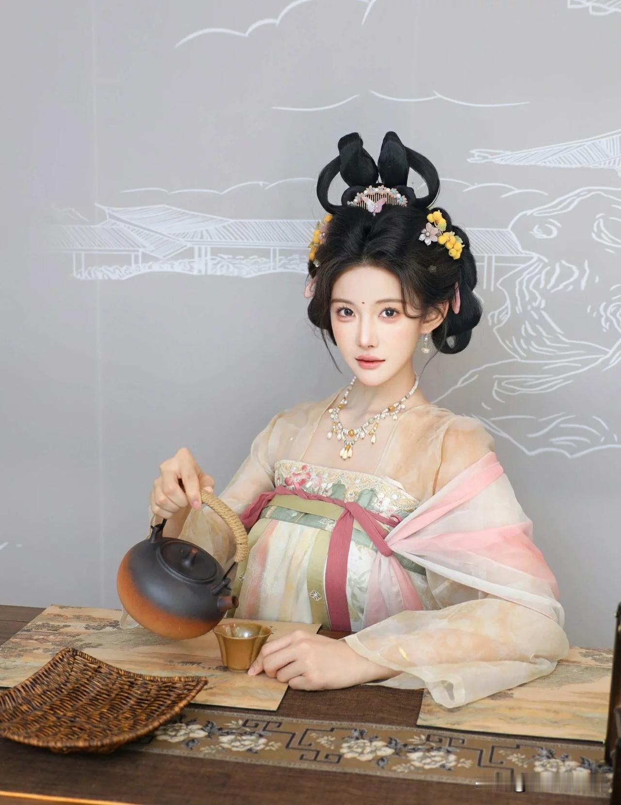 她端坐于茶案前，仿佛从唐代仕女图中缓步而来。双丫髻高耸如云，金钗玉饰点缀其间，几