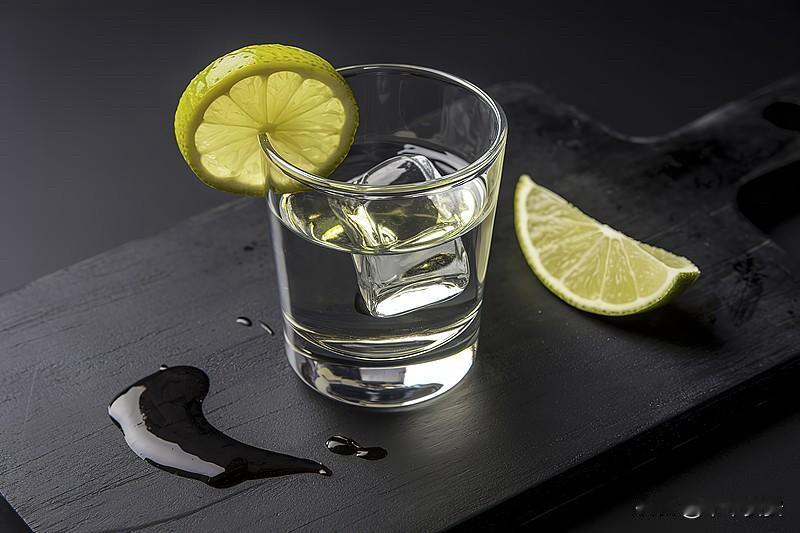 经过一夜睡眠，人体处于生理性缺水状态，血液粘稠度较高。此时空腹喝一杯200-30