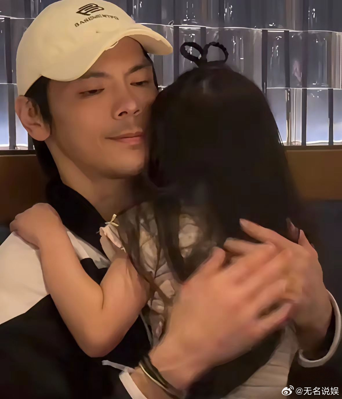 郭碧婷：儿子趴你身上不下来，累不累？向佐：不累，他轻。再赖会儿没事。郭碧婷：
