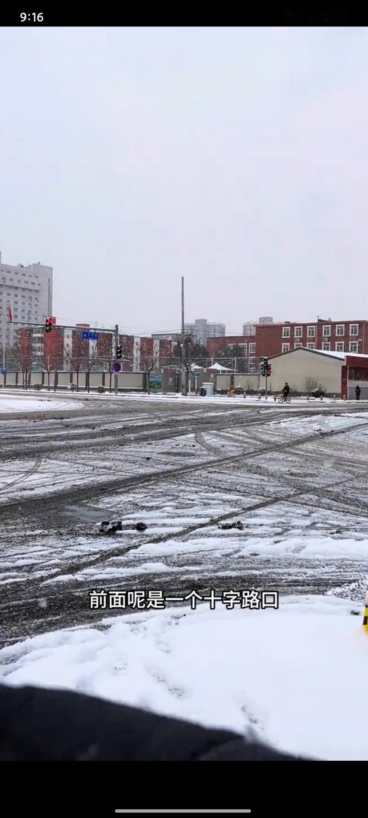北京降雪太偏心！西边暴雪堆雪人，城区只湿地？网友笑疯北京这场雪太魔幻了！西