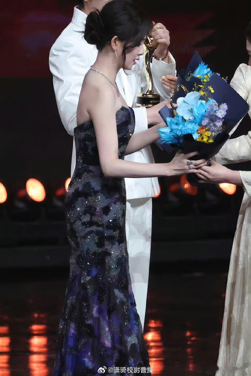 白鹿真的红气养人啊流光紫和白色的皮肤相得益彰美美小鹿