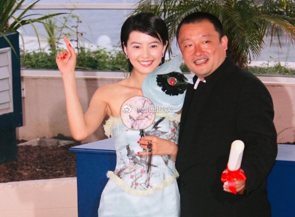 高圆圆刚出道时期的长相，是倾国倾城般的存在，一旁的秦昊也帅到爆炸了。​​​