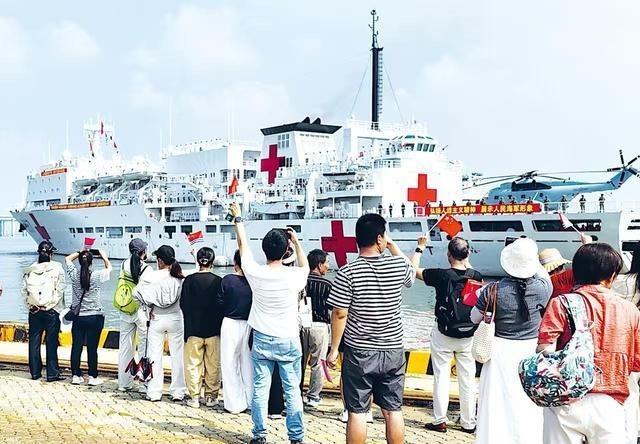 委内瑞拉海域“热闹了”，中方派出医疗舰强力支援，美军这下骑虎难下！近日，中国海军
