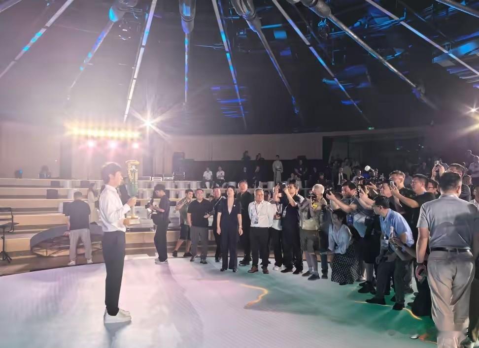 第三届衢州烂柯杯世界围棋公开赛现场，第二次获得世界冠军的党毅飞九段备受追捧。现场