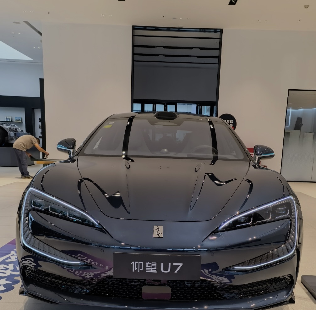 完整试驾仰望U7之后，很难不被这台国产旗舰轿跑打动，它把超跑性能、行政豪华、东方美学融合在了一起。外