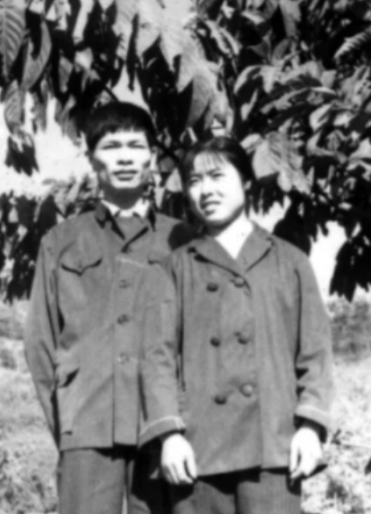 1971年，北京知青邵东平娶了地主家女儿。在新婚之夜，妻子问他：“东平哥，我家出