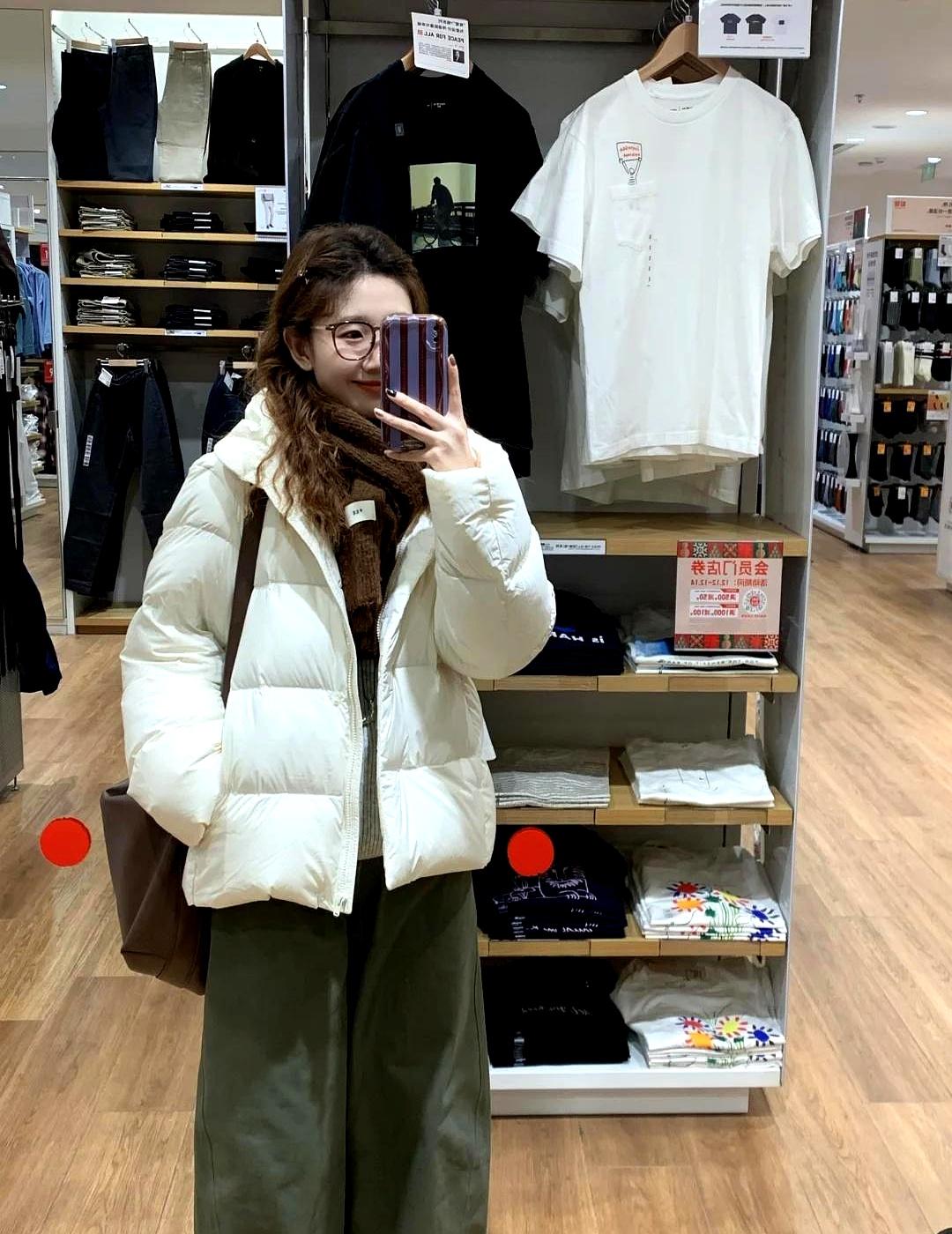 优衣库新款羽绒服炸场！紫色还是白色？别纠结，直接抄作业。紫色＝今