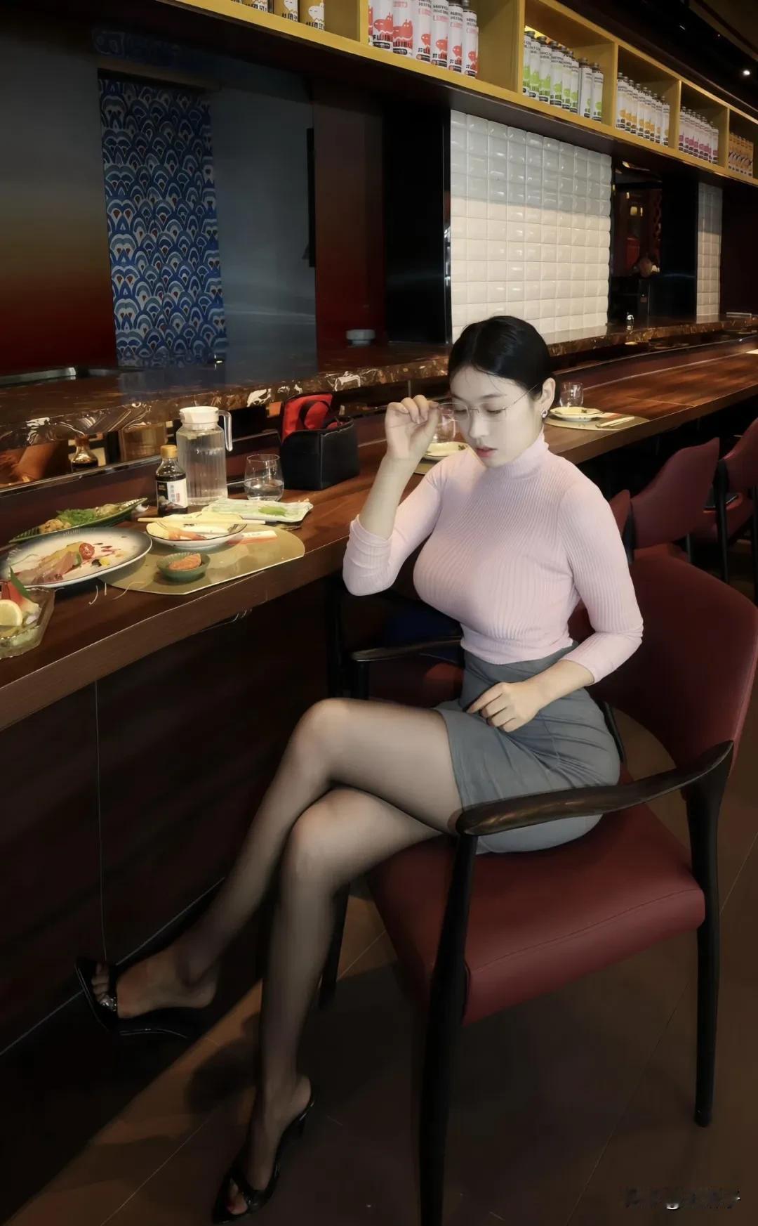 优雅餐厅里，她轻抚眼镜，静享美食时光。