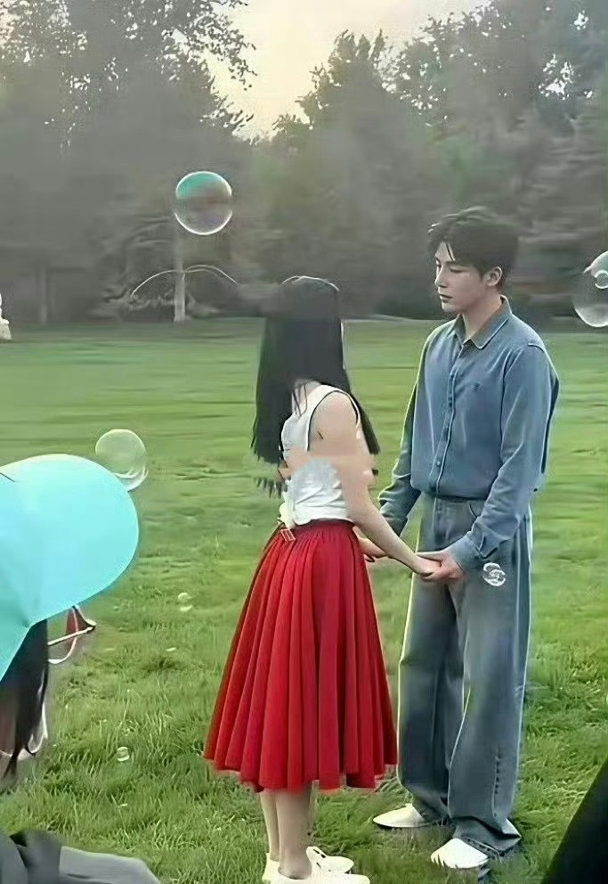 短剧赛道现在这么严苛吗，女主瘦的最小码裙子都要用夹子夹住