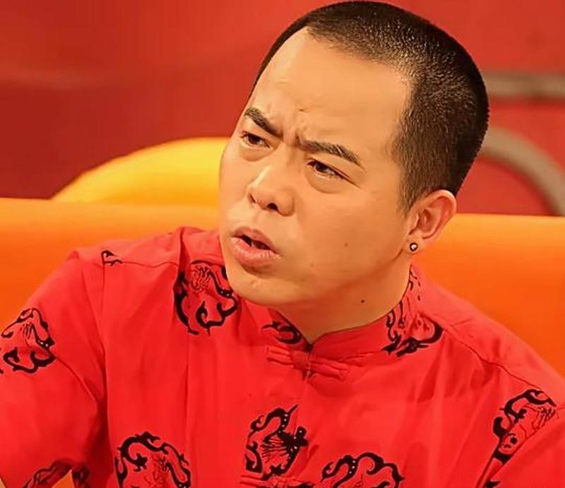 2008年那份退社声明,只有一句话,却是德云社成立以来头一遭。徐德亮在新浪博