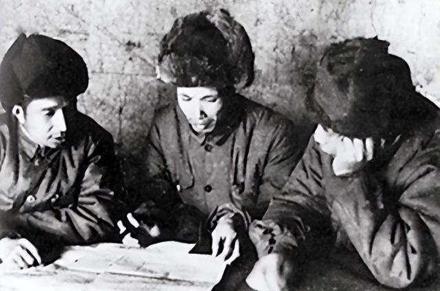 开国大将粟裕，为何仕途屡屡不顺？陈赓9个字一针见血地点明真相1958年军委扩