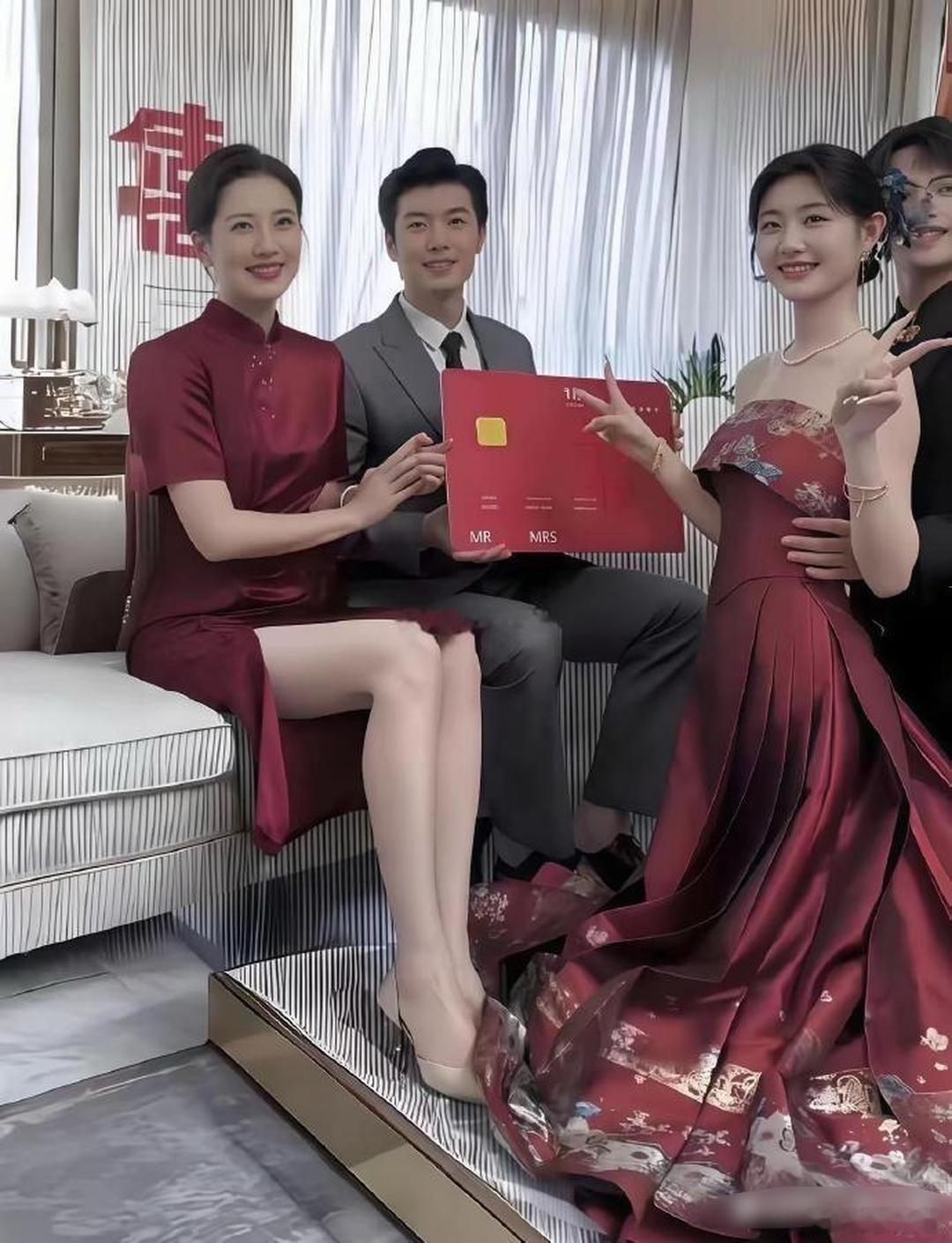 婚礼现场，比儿媳还有排面的婆婆。