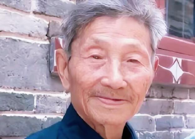 1979年的北京，一位白发老人突然冲到路中央，拦下一辆军车。老人没有证件，没有介
