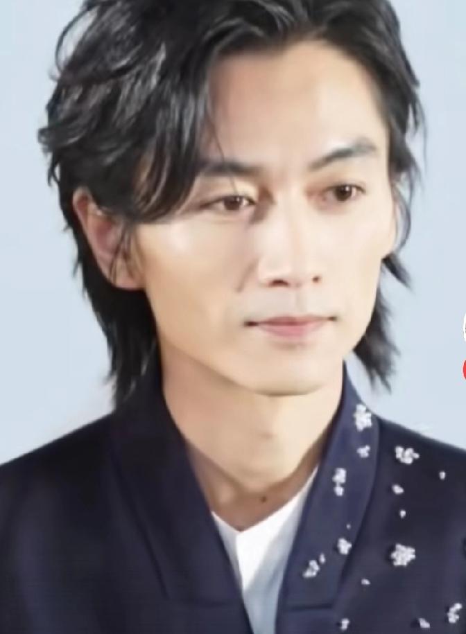 有人记得他吗？当年出演杨过，也是小鲜肉一枚。近些天，陈晓宣传新片出镜接受