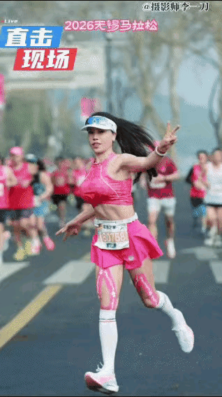 “八斤柚子七斤皮，剥开一看砂糖桔”[汗]这位女马拉松跑者也太神奇了，跑步的时