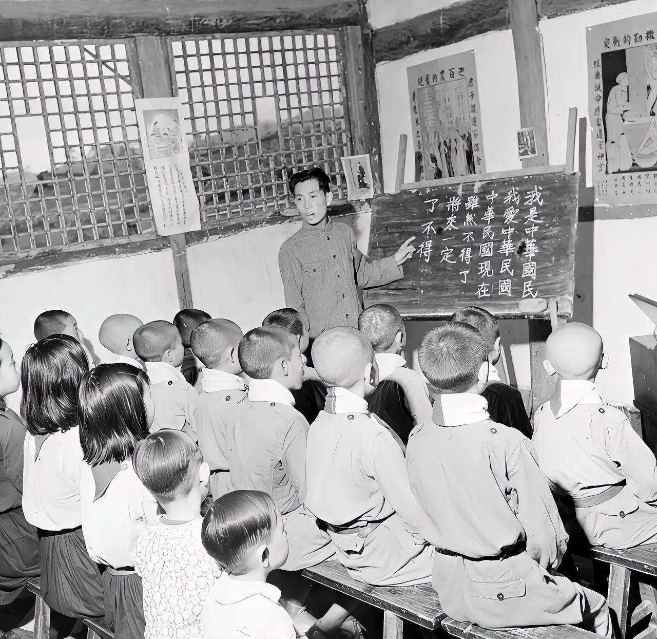 1941年夏，抗战时期，成都龙泉驿镇小学。这位老师站在黑板前，黑板