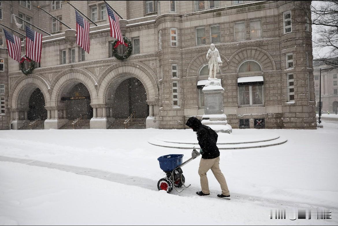 家住美国的妹妹昨晚打电话来了，她说现在的美国就像末日一样，​​电话里她声音