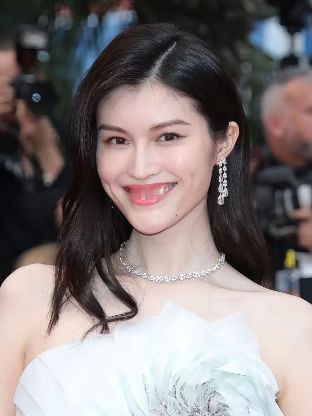 我小姨子亲眼见过何穗，她说了大实话，何穗根本不是电视上看着那样！我小