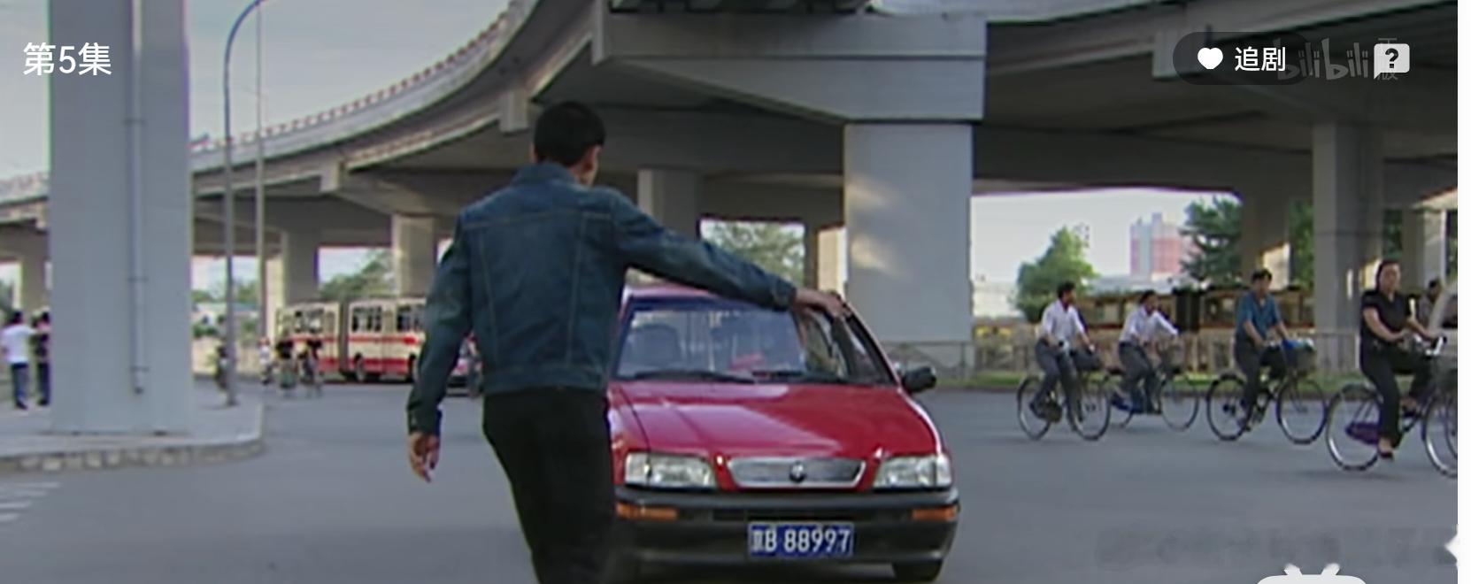 追《重案六组》追到第二部，这个打出租车是不是国贸那边？我好像在相同位置打过车。这