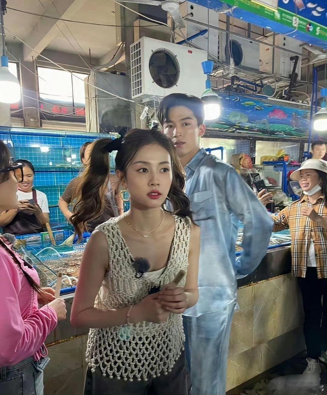 不理解怎么这么多人说白鹿是普女？白鹿这张菜市场生图太有说服力了，双马尾卷发配松弛
