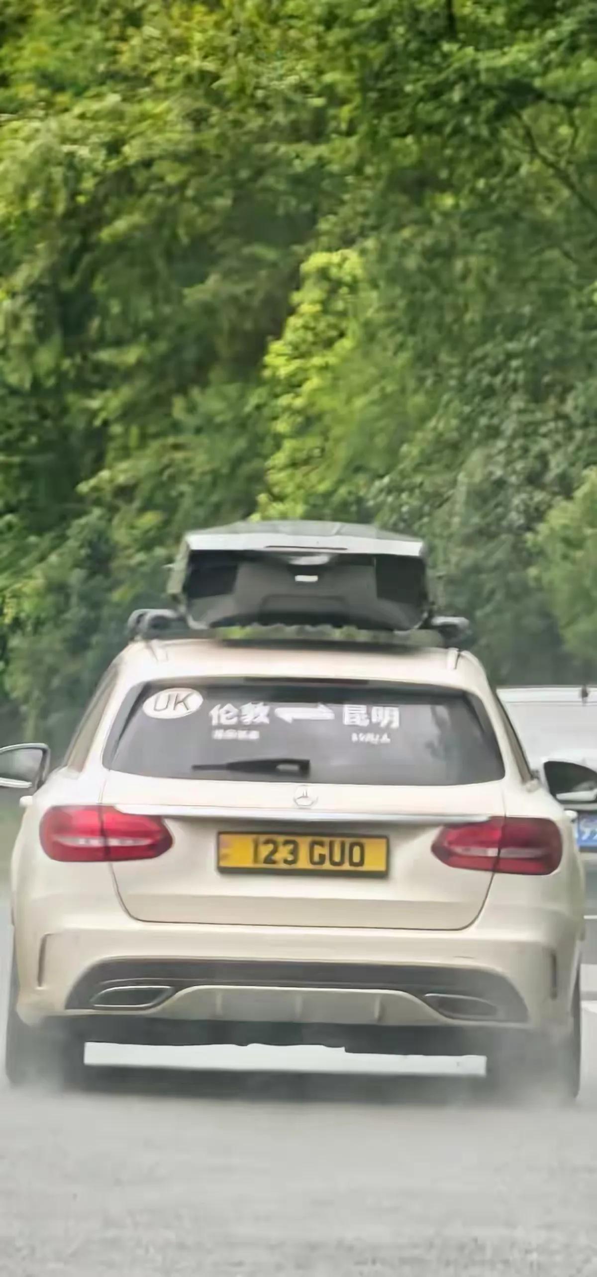 近日在云南潽洱的一个公路车见到的，怎么有点想不通。从云南省会要开去英国伦敦！这得