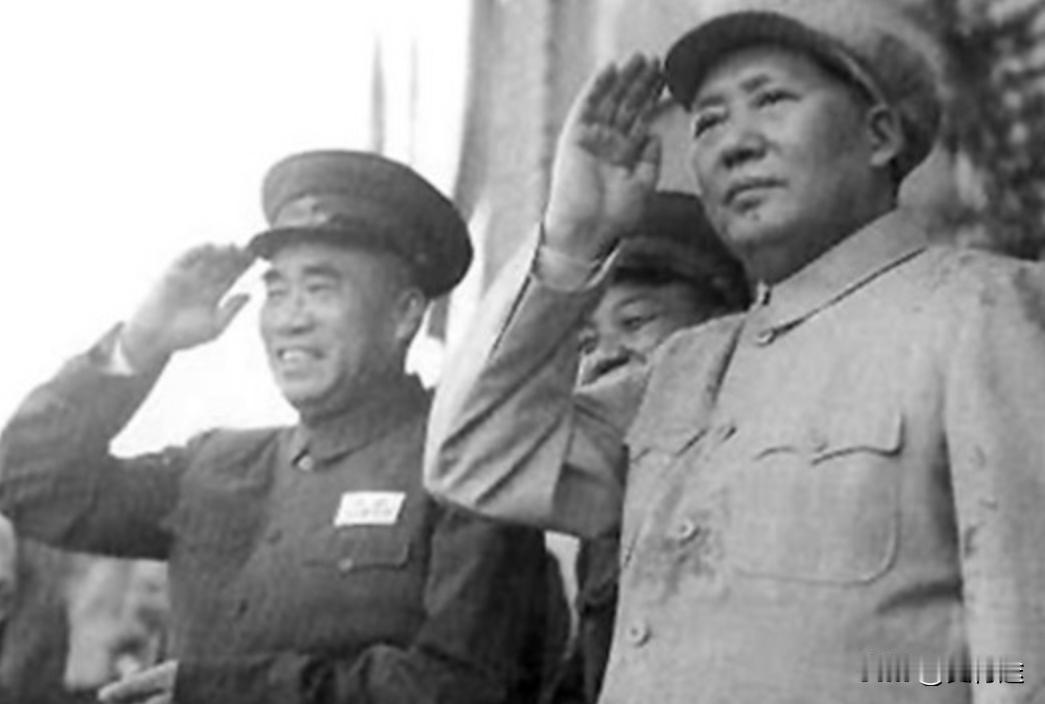 1955年，毛主席为朱老总颁授军衔，朱老总接过元帅命令状时，毛主席调侃：“玉阶兄