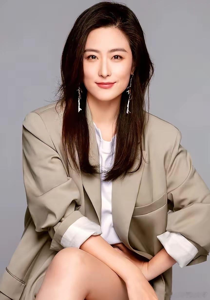 这是一个没有绯闻的演员，很干净，从2004年出道已经有22年了，她的长相落落大方