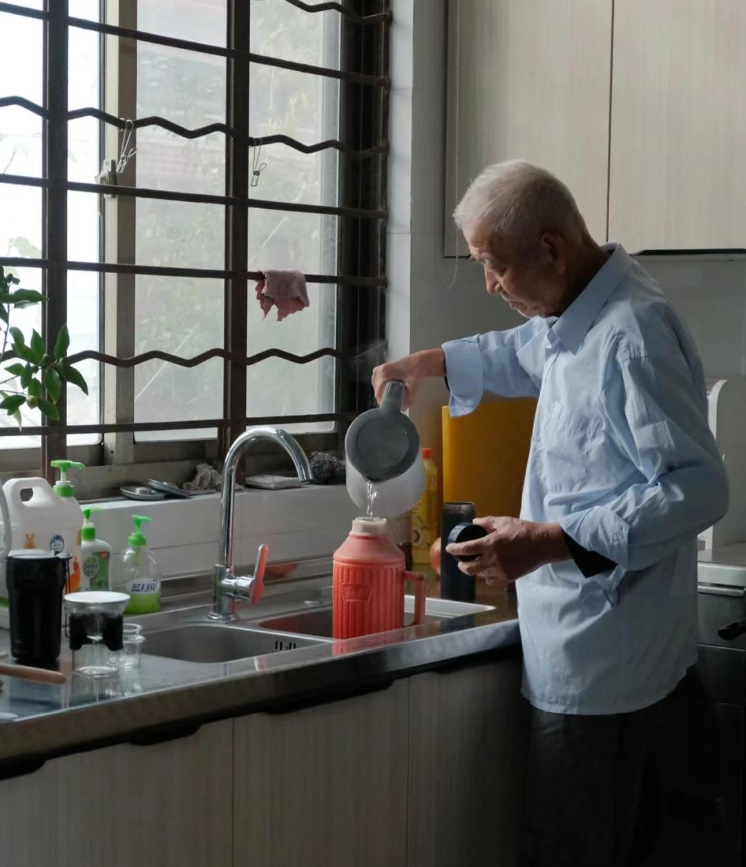 楼下碰到“大王”，我给大王递了一根华子，大王举着华子一边晃着一边对我说：“你小子