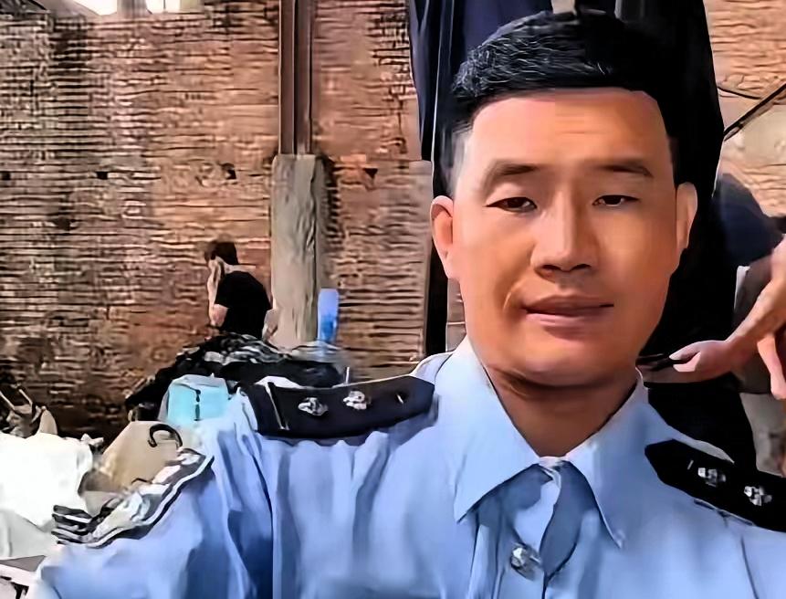 嘎子哥这次可真栽了，穿警服直播这事儿，直接进去七天，谁也没想到啊。这下好了，估