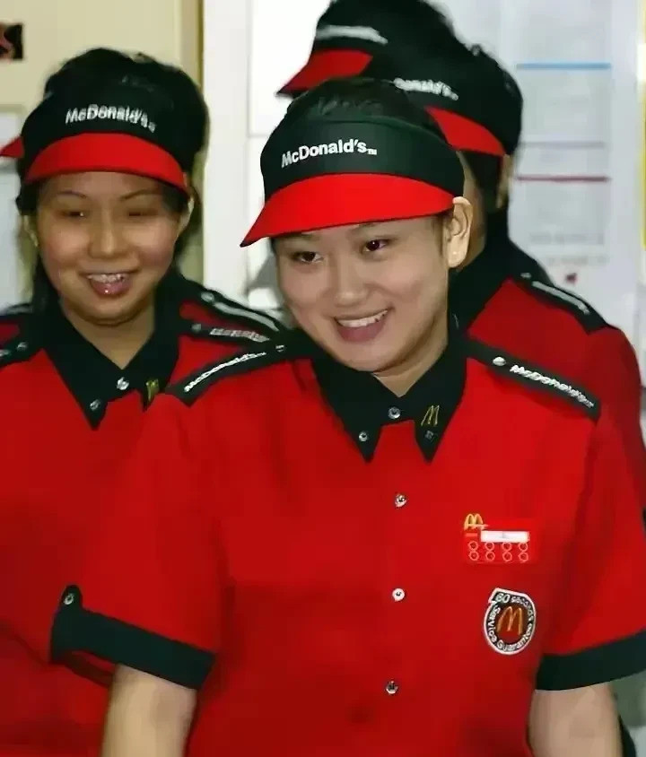佩通坦惊人往事：总理千金也打工！谁能想到，如今叱咤风云的