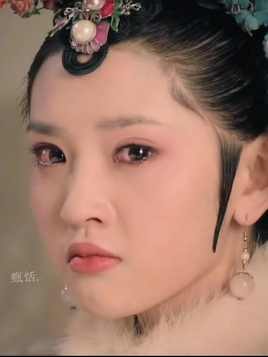 《甄嬛传》里的祺贵人，颜值太让人难忘！不少观众说她颜值能排剧里前三，甚至“美到告