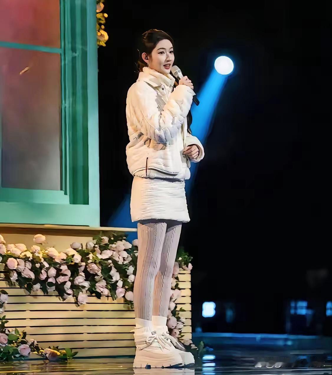 王玉雯央视跨年晚会的穿搭，给所有女明星提了个醒。在舞台表演不一定要漂亮的礼服，得