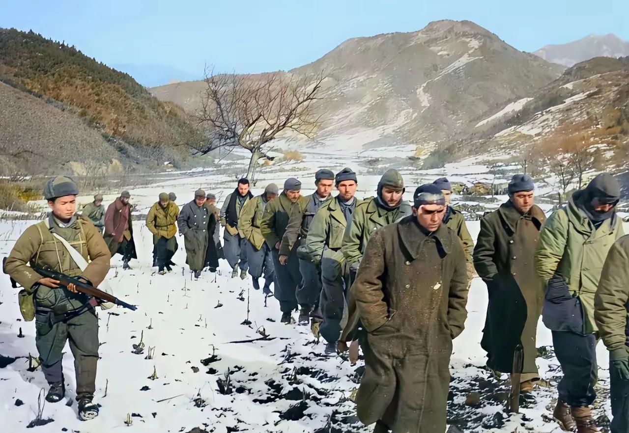 有人担忧，一名中国志愿军押着这么多美国兵，要是他们中途反抗可怎么办？一个人如何应