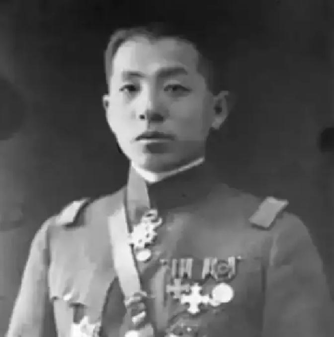 1936年12月29日晚上，南京，张学良问宋子文：“老宋，委员长会不会枪毙我？”宋子文连着说了两遍：