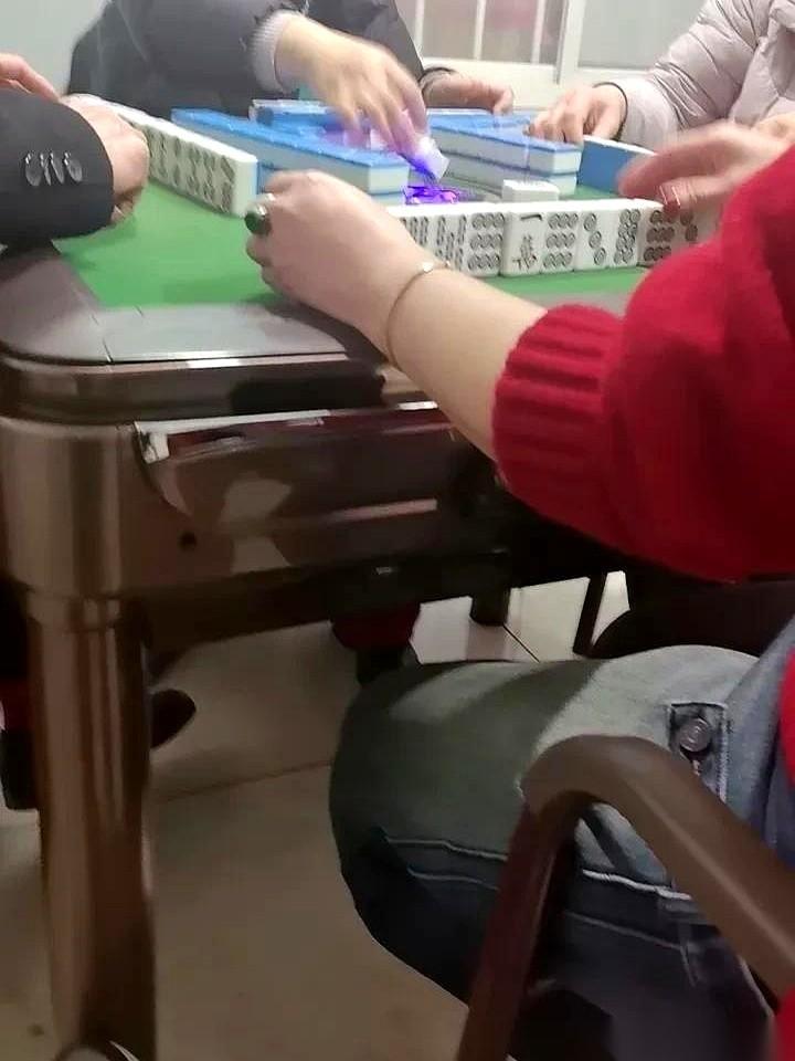 消防车都开到楼下了，整个小区乌泱泱跟烧着了似的，物业把电闸都给拉了。结果你猜怎