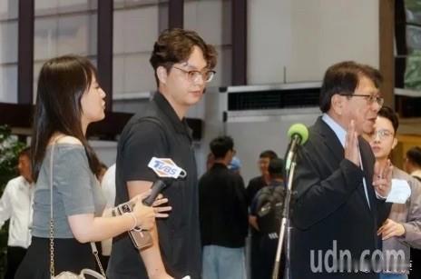 国民党立委徐巧芯今（19日）在脸书发文表示，今天，赖办秘书长潘孟安面对媒体追问致