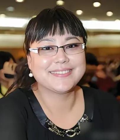 50集8万，她嫌少，一口回绝了郑晓龙那是2005年，《金婚》找李菁菁演庄嫂。她一看片酬，8万，扭头就