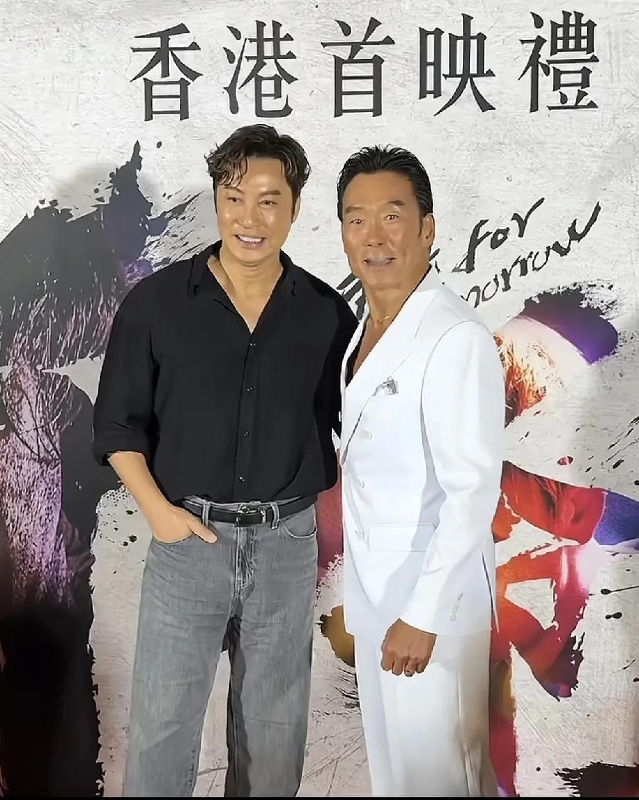 中国香港明星郑浩南与谭耀文近日同框，郑浩南矮了不少，记得年轻时的他，在银幕中的形