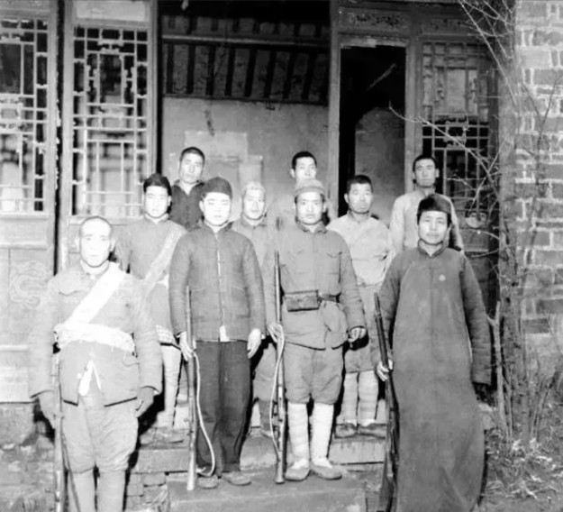 1947年，一个地主偷偷放走了地下党员，但被敌人发现了，敌人想抓他时，地主却说：