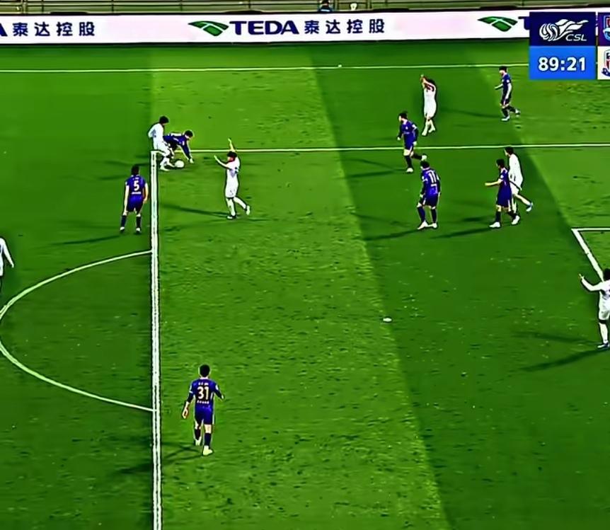 这个手球其实是无意手球！因为球过来了重心上无法转移的！所以这个点球判罚还是很牵强