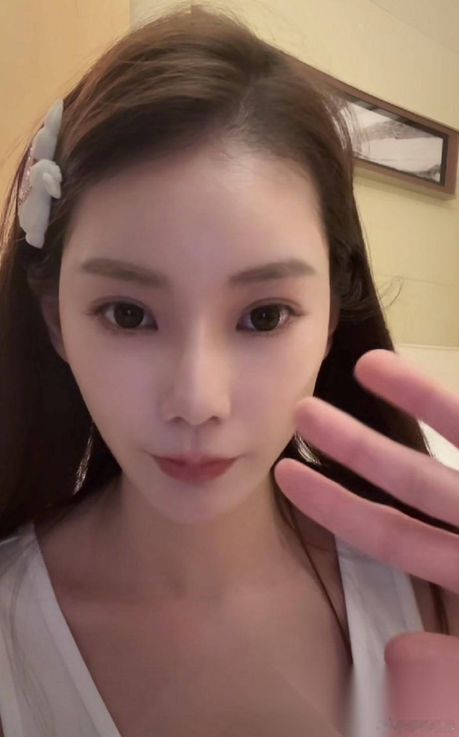 筱梅说，她还不确定是否参加玥儿毕业典礼！本来小菲已经和玥儿约定好，他们夫妻两个都