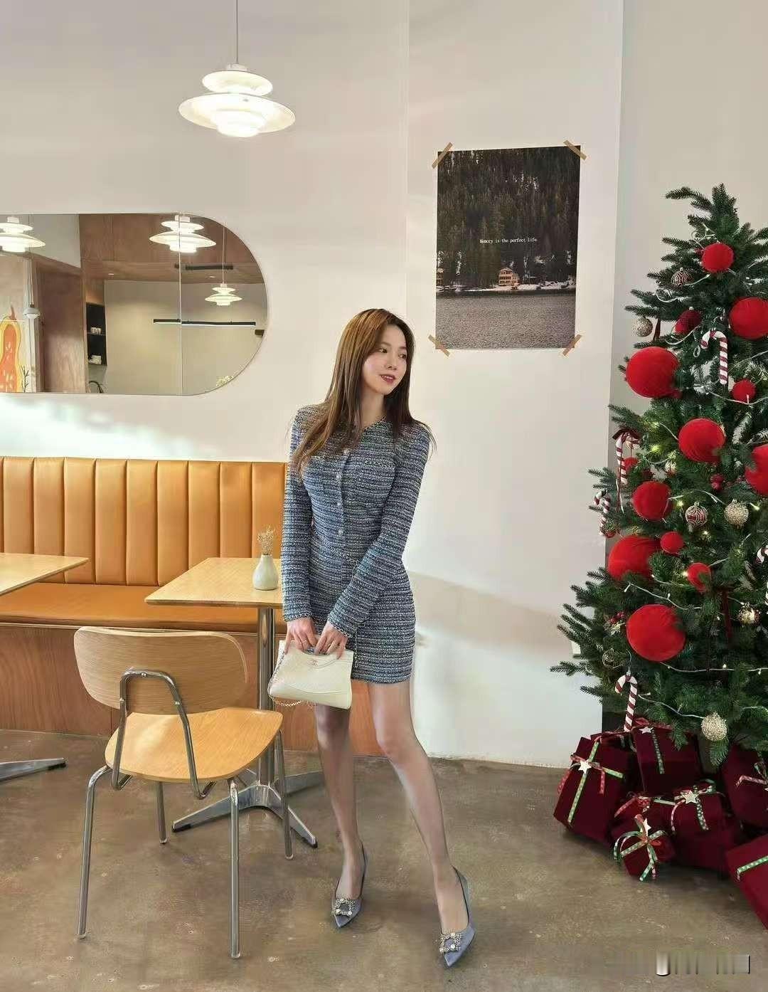 现在美女都喜欢在咖啡屋等朋友