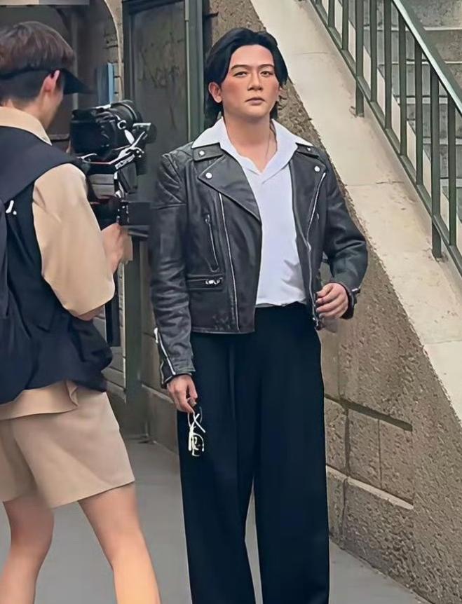 苏有朋现身巴黎参加活动，这直接堪称换脸啊！走在街上都不敢认了。